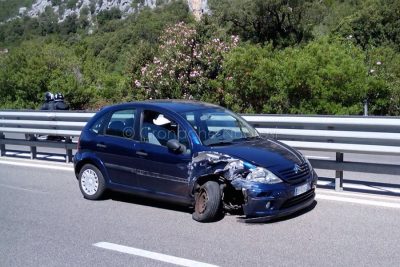 La Citroen C3 dopo l'incidente sulla 131 Dcn