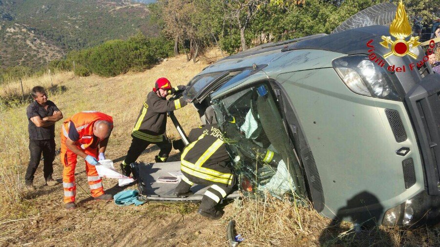 Esce di strada con l’auto ribaltandosi: 26enne ferito