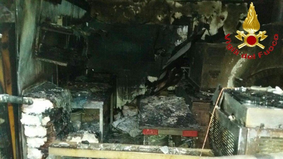 Ristorante a fuoco dalla brace della cucina