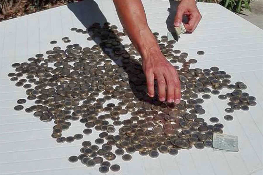 Ruba cambiamonete e soldi delle slot machines al bar: in manette ladro in trasferta