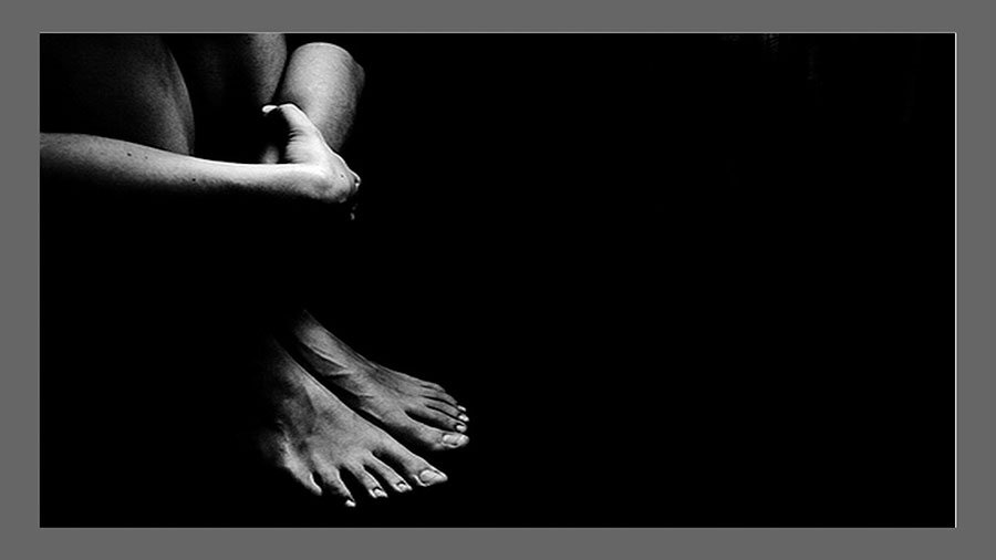 Sorprende la figlia 15enne con il compagno e lo denuncia ma la ragazzina lo difende: “era sesso consensuale”