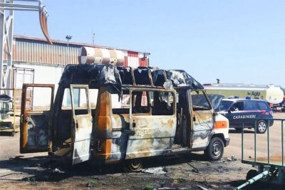 L'ambulanza danneggiata dalle fiamme