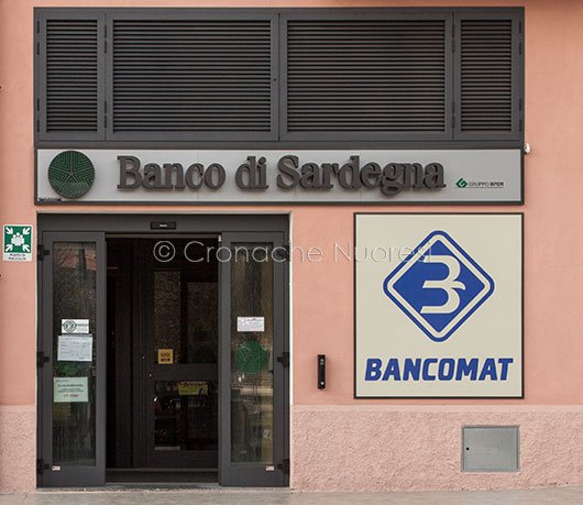Tentano di rapinare il Banco di Sardegna armati di mazze e di una fresa ma il colpo fallisce e ai banditi non resta che la fuga