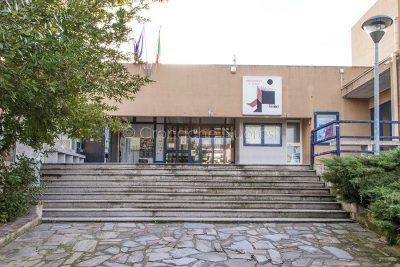 L'ingresso alla Biblioteca Satta (foto S..Novellu)