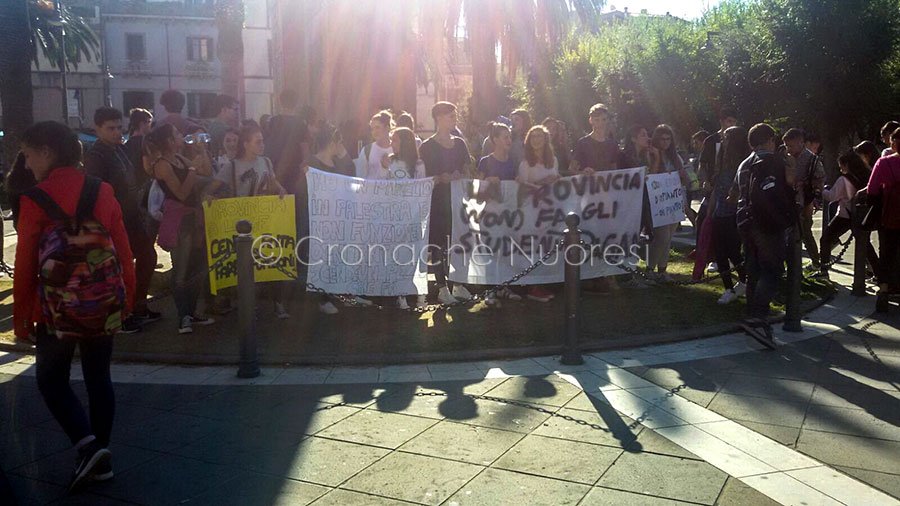 Bosa. La palestra è inagibile da anni e gli studenti scendono in piazza