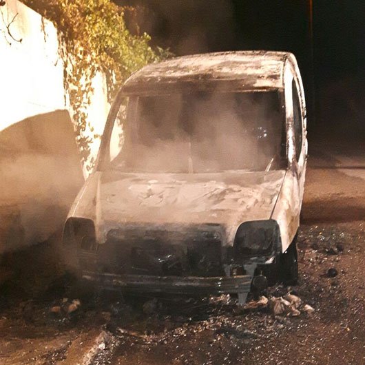 In fiamme nella notte automezzo risultato rubato: malviventi in azione nel cuore della notte