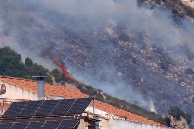 Le fiamme lambiscono le abitazioni (foto Piroddi)