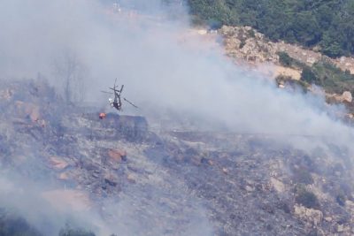 Uno degli elicotteri impegnato nello spegnimento dell'incendio