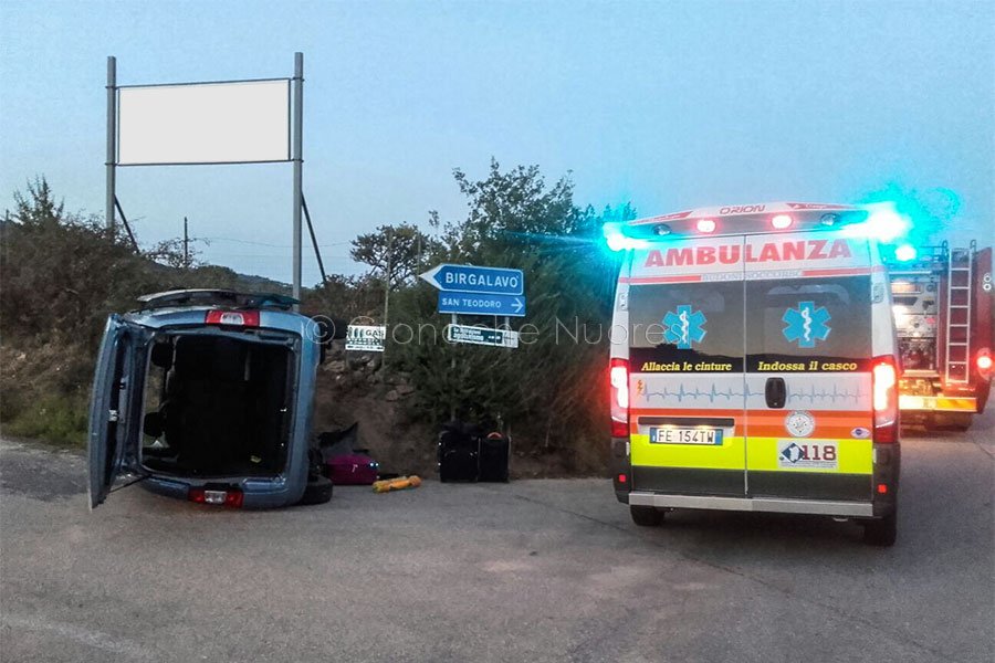 Minivan con mamma con due figlie esce di strada ribaltandosi