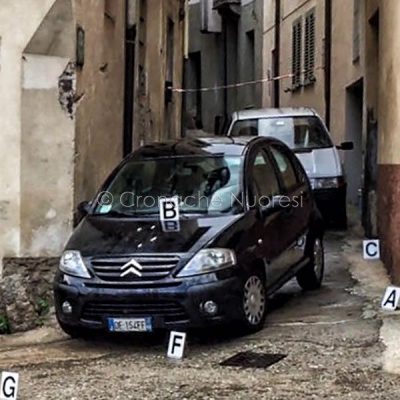 Un'auto parcheggiata nella zona dell'agguato, raggiunta da alcuni pallettoni