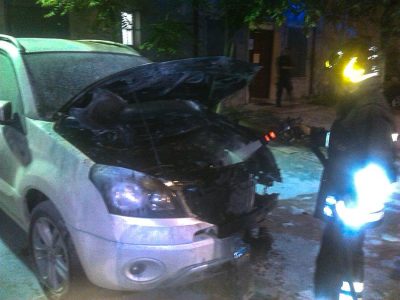 Orotelli, i VVF spengono le fiamme sull'auto della figlia di Marteddu