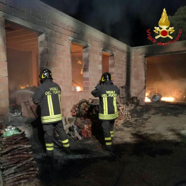 In fiamme nella notte un deposito di masserizie