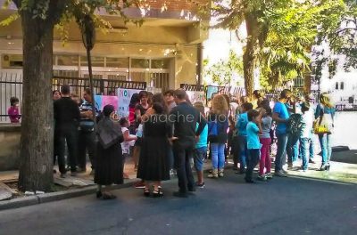 Nuoro. Il sit-in dei genitori e alunni della scuola media di Oliena