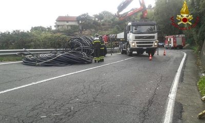 Un'immagine delle bobine cadute dall'autoarticolato