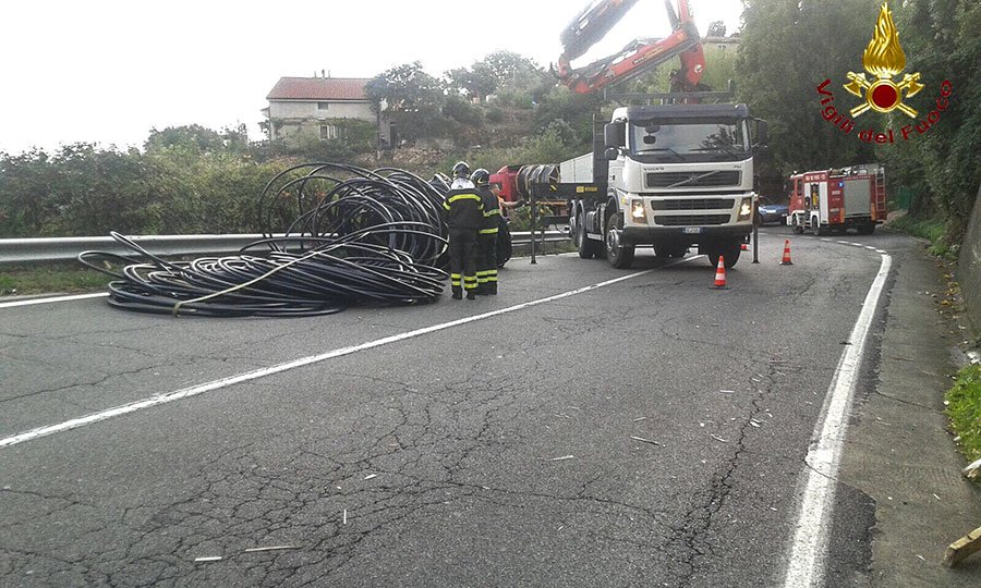 Autoarticolato perde il carico sulla carreggiata: fortunatamente nessun ferito