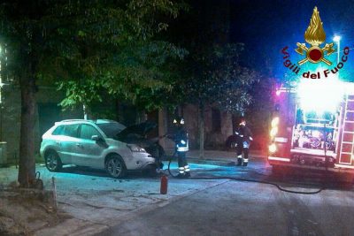 Una delle quattro auto date alle fiamme a Orotelli