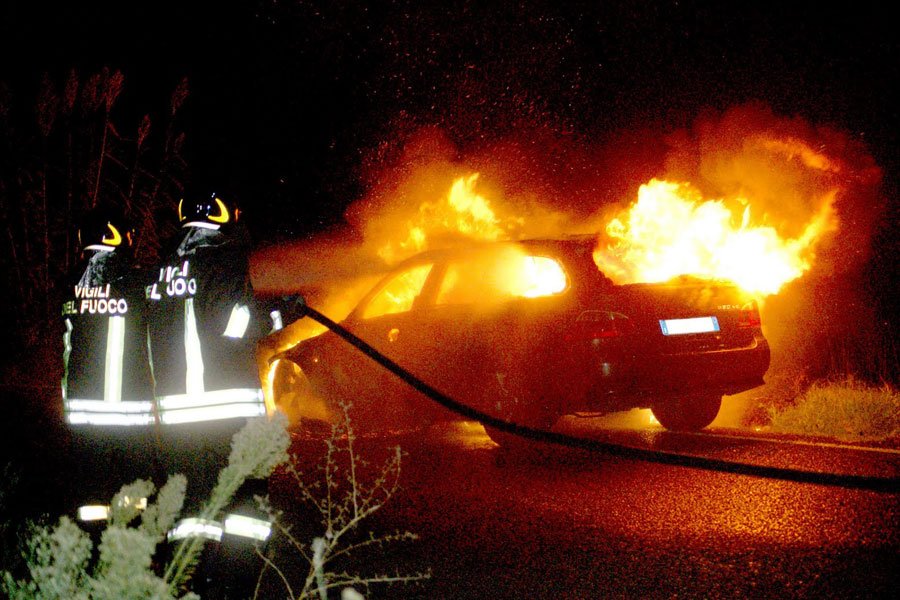 Attentato contro il sindaco di Bono: a fuoco la sua auto. La condanna del presidente della Regione