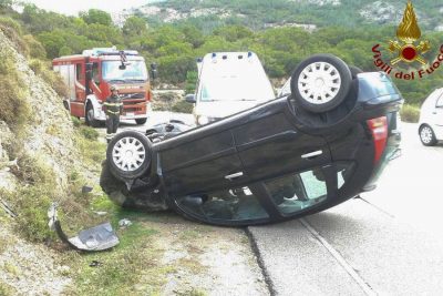 L'autovettura ribaltata