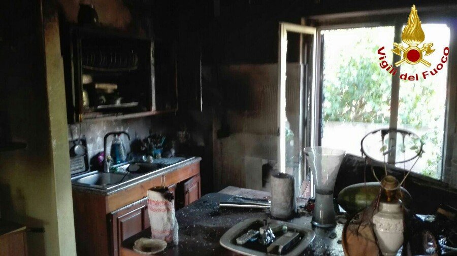 Dimentica l’arrosto nel forno e va a fuoco la cucina