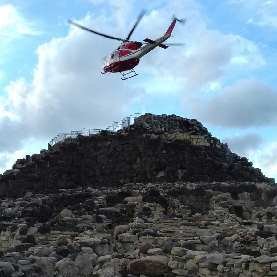 Scivola all’interno del Nuraghe di Barumini: messa in salvo dall’elisoccorso dei VVF