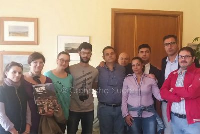 La famiglia Sanna con il sindaco e una rappresentanza dell'Amministrazione