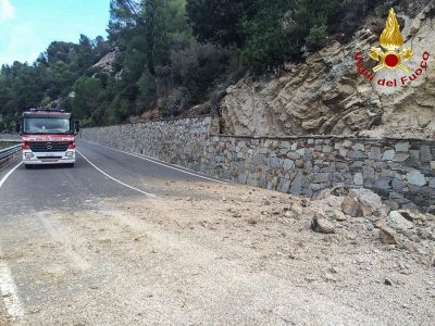 La frana di terriccio sulle due carreggiate della SS129
