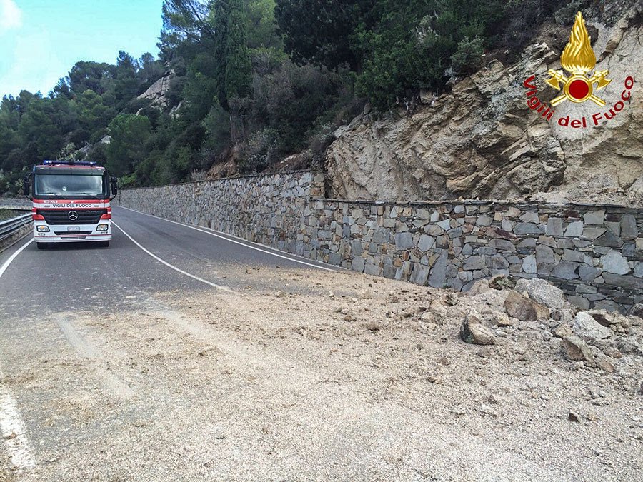 Frana sulla carreggiata: traffico interrotto sulla 129