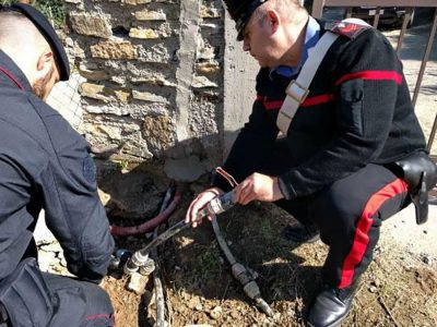 I Carabinieri durante il sequestro dell'impianto di irrigazione abusivo
