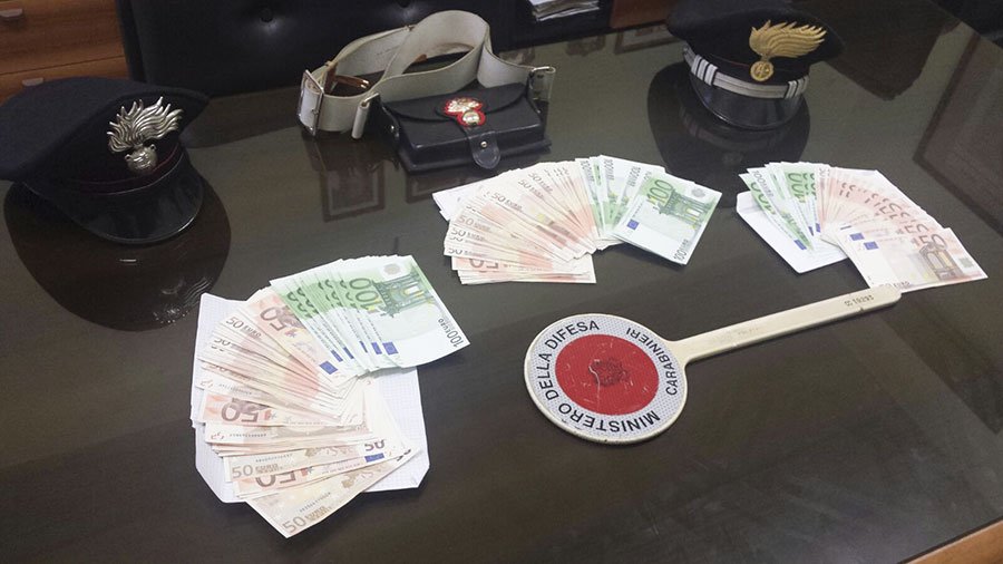Arrestata commessa infedele: rubava i soldi dalla cassa