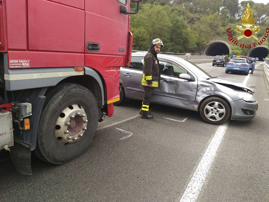Auto contro camion all’altezza della galleria di Prato Sardo: ferita una sessantenne