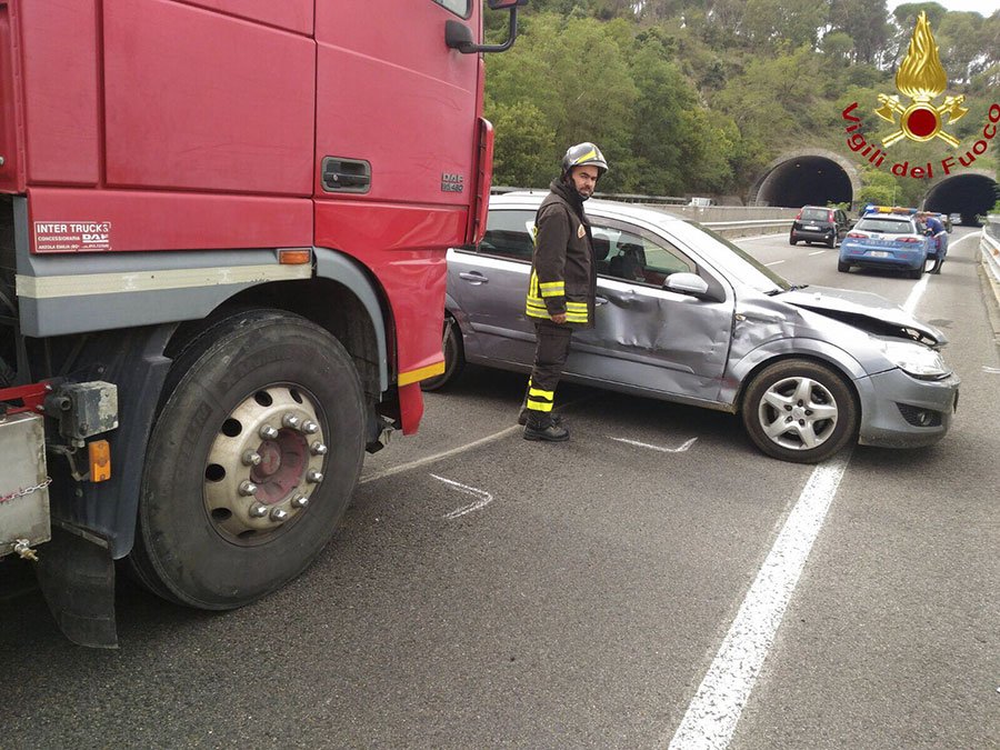 Auto contro camion all’altezza della galleria di Prato Sardo: ferita una sessantenne