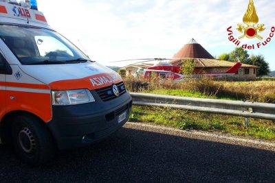 Ambulanza e l'elisoccorso sul luogo dell'incidente