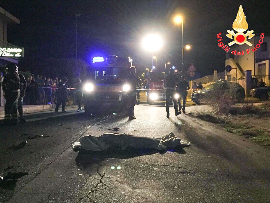 Terribile schianto nella notte tra auto e moto, perde la vita centauro di 48anni