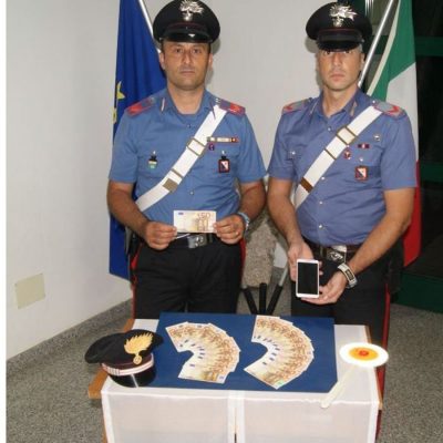 I Carabinieri con i soldi sequestrati