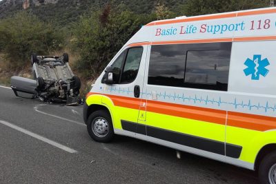 L'auto ribaltata a bordo strada e l'ambulanza del 118
