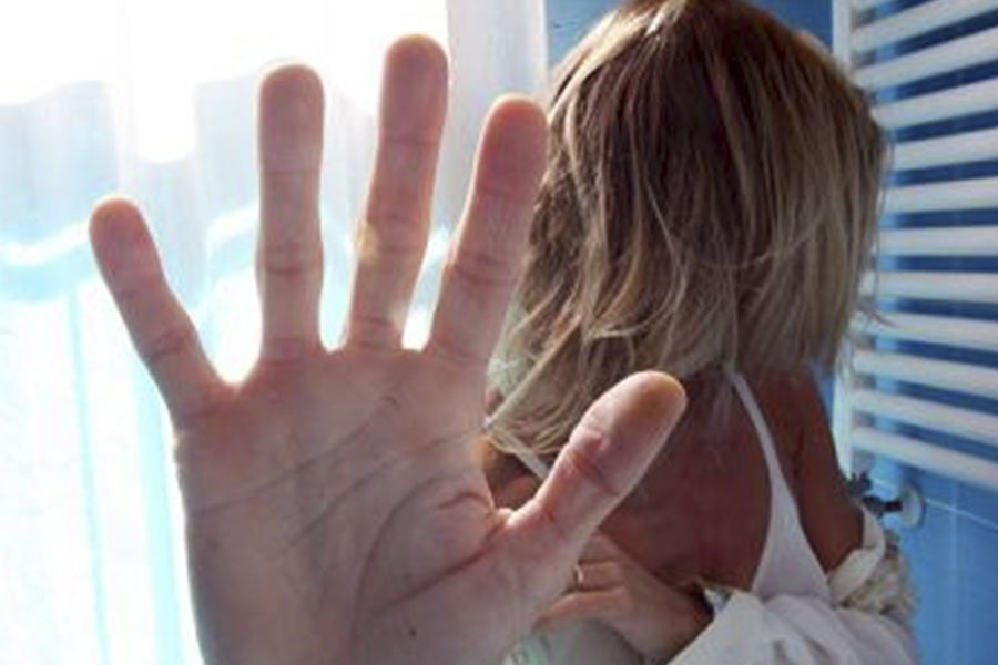 Pesta la moglie a pugni e testate: 59enne in manette