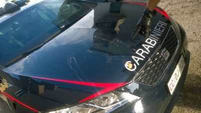L'auto dei Carabinieri dopo il lancio di uova