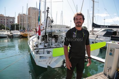 Cagliari. Gaetano Mura alla partenza per il giro del mondo in solitaria (foto S.Novellu)