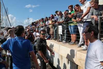 Cagliari. Gaetano Mura alla partenza per il giro del mondo in solitaria (foto S.Novellu)