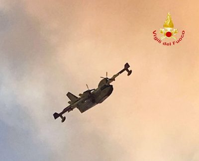 Il Canadair impegnato nell'azione di spegnimento