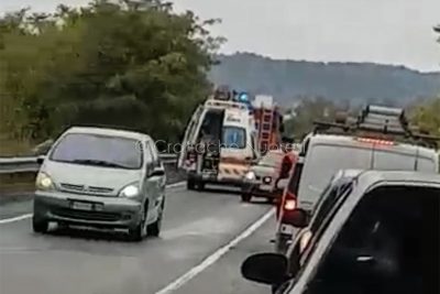 Il traffico bloccato dopo l'incidente (foto Cronache Nuoresi)