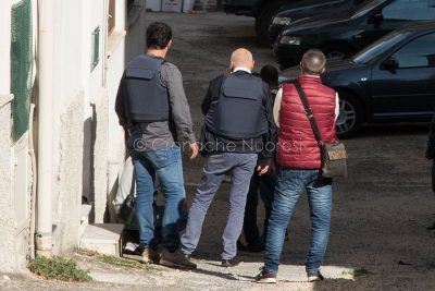Questore e agenti durante le trattative con Pietrino Floris (foto S.Novellu)