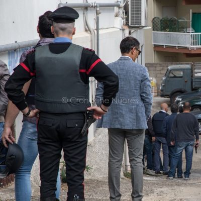 Nuoro, Forze dell'ordine durante le trattative con Pietrino Floris (foto S.Novellu)