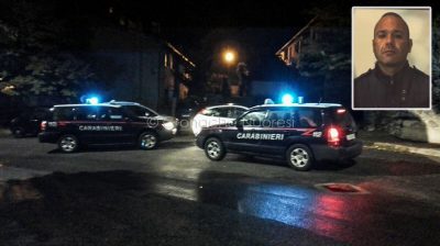 Orotelli, le auto dei Carabinieri e nel riquadro Giovanni Pes