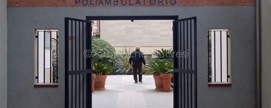 Nuoro, l'ingresso al Poliambulatorio (foto Cronache Nuoresi)