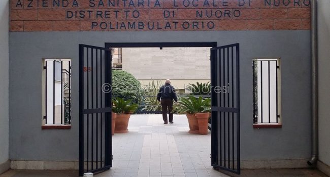 Nuoro, l'ingresso al Poliambulatorio (foto Cronache Nuoresi)