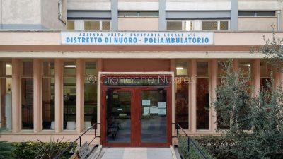 Nuoro, l'ingresso al Poliambulatorio (foto Cronache Nuoresi)