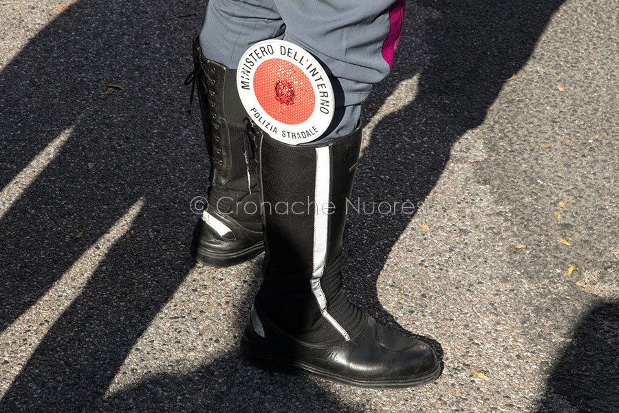 Orani. A posto di blocco e tenta di investire i Poliziotti ma perde il controllo dell’auto, si schianta e fugge