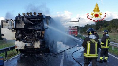 I Vigili del fuoco spengono l'incendio del camion (foto VVF)
