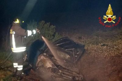 L'automobile incendiata dopo l'urto col cinghiale